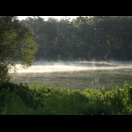 Am Morgen steigt Nebel von der Wasseroberfläche auf